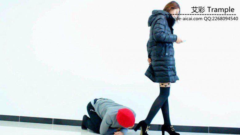 闻舔甜美媛媛女主性感高跟，女主高跟遛狗！