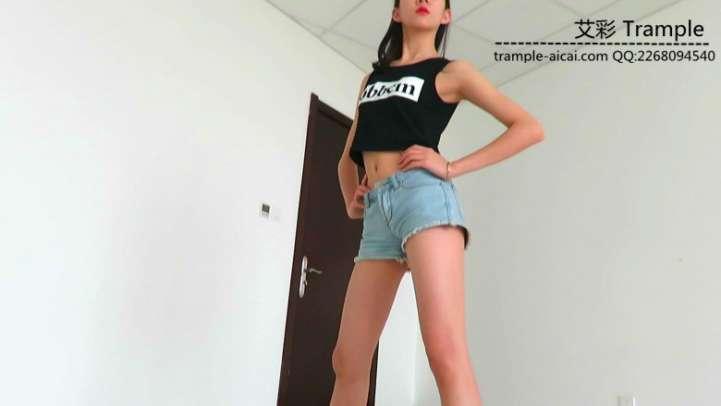 00后天使女主运动装羞辱贱狗钻跨踩踏！