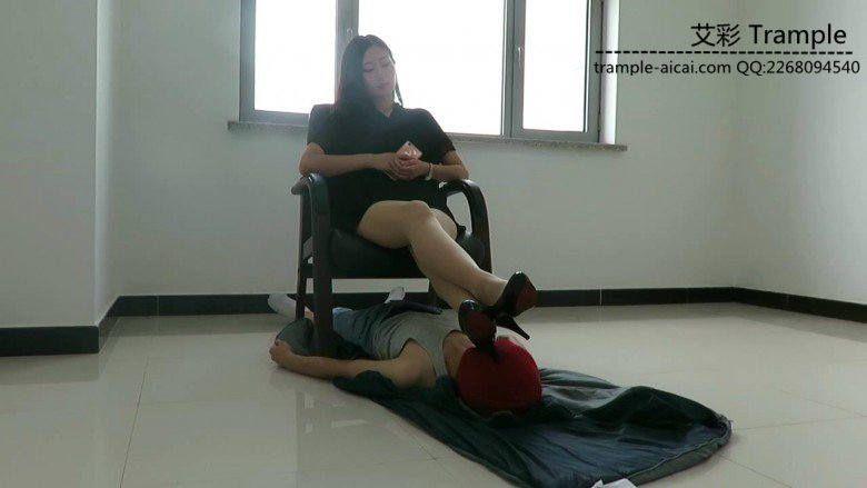 超模天星女主办公室虐脚踏贱狗！