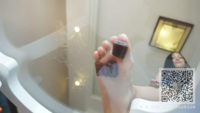 佳佳学生主的踩踏食物裸足喂奴