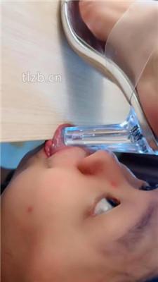 【蕥儿】双S-裸足插嘴舔/踩踏脚耳光/双人骑摇摇马/浓痰