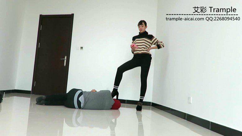 00后女主高跟踩踹贱狗身体下体！