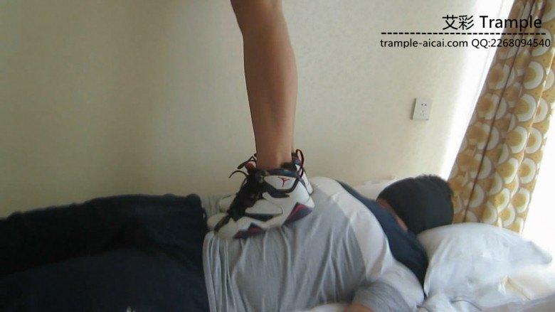 篮球aj7长腿美女脏篮球鞋暴力踩跺 篮球aj7长腿美女脏篮球鞋暴力踩跺