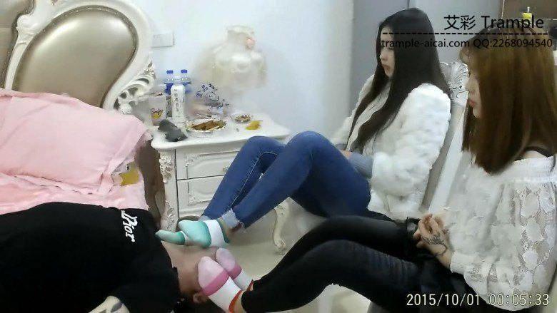 双小妞酸臭棉袜脚