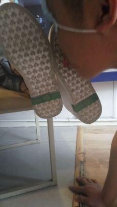 性感丝袜美脚 舔脏鞋底