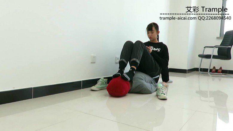 00后天使女主坐在人体家具上玩游戏，舔裸足！