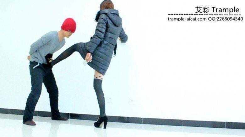 甜美媛媛女主高跟黑丝踢踹贱狗下体暴打贱狗！