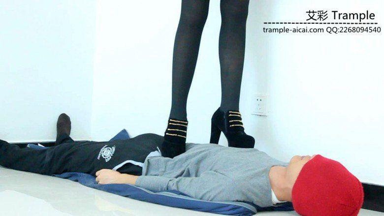 甜美媛媛女主高跟全体重践踏贱狗身体下体！