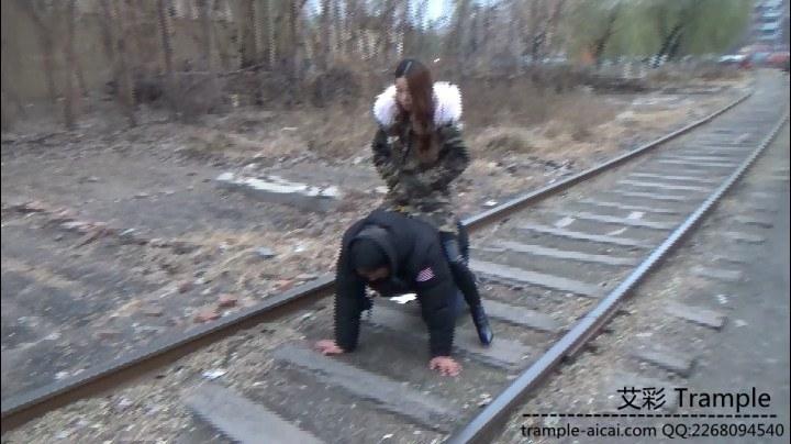 傲柔户外跪拜钻胯定制片