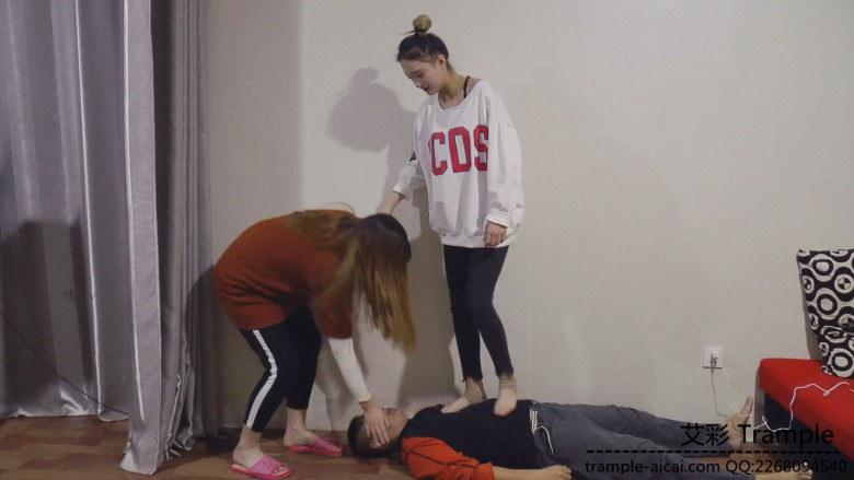 语儿与闺蜜玩虐贱人