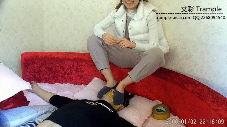 三美人脚下强制呼吸控制