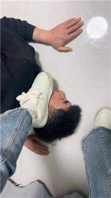 【刘二狗】狗舌舔脏小白鞋白袜 JS250319-17