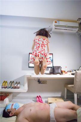 （采乐）光脚超暴力踩人人桥，直接把人桥给踩塌了