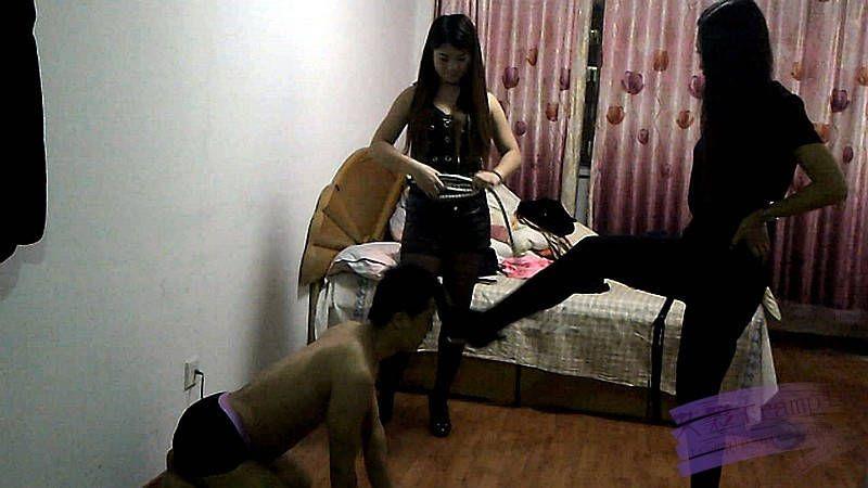 偷闻美女脚的下场