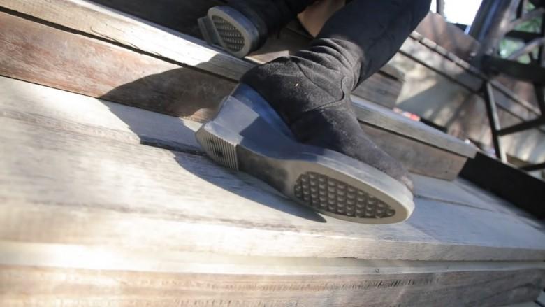 某在校大学生公园长靴肉丝秀