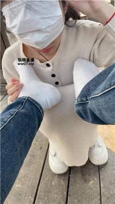 【宇王】户外遛母狗舔脚 JS250311-21