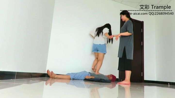 阴阳双胖主300斤+重量级踩踏贱狗身体！