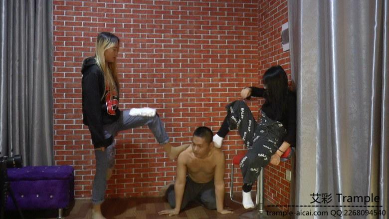 语儿和闺蜜耳光调教贱奴