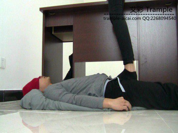 00后天使女主棉船袜全体重踩狗头，下体各种践踏！