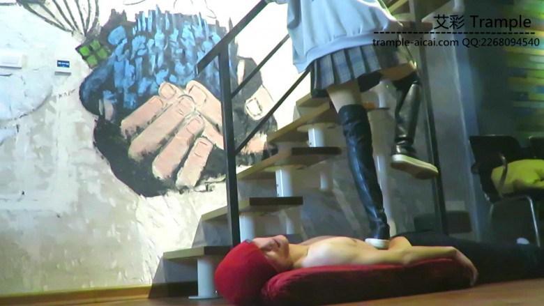 【AJ女主】学生段裙装黑长靴骑乘踩踏！