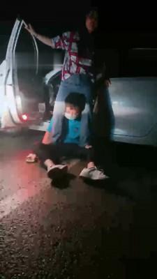 【调教视频】【小欣欣】户外-车外舔脚/掐乳/喂口水