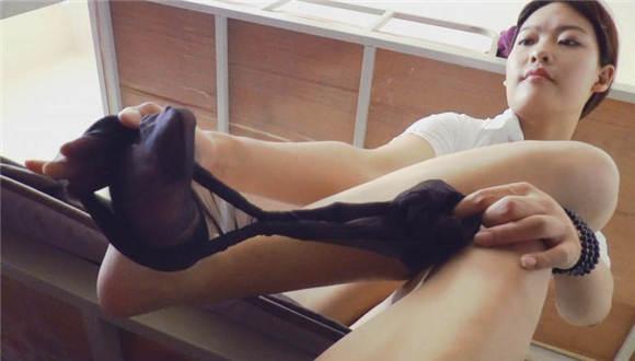 馨雨起床换丝袜