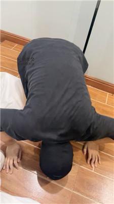 【白兔】跪舔脏小白鞋黑棉袜/赏赐圣水吃烟灰 JS250118-20