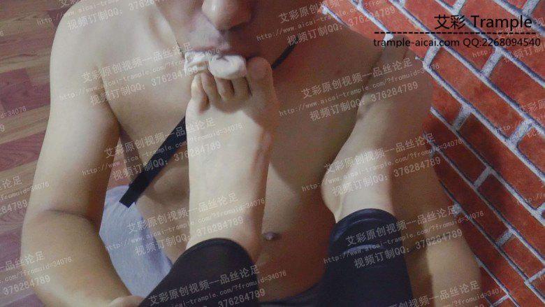 精致高跟凉鞋踩踏