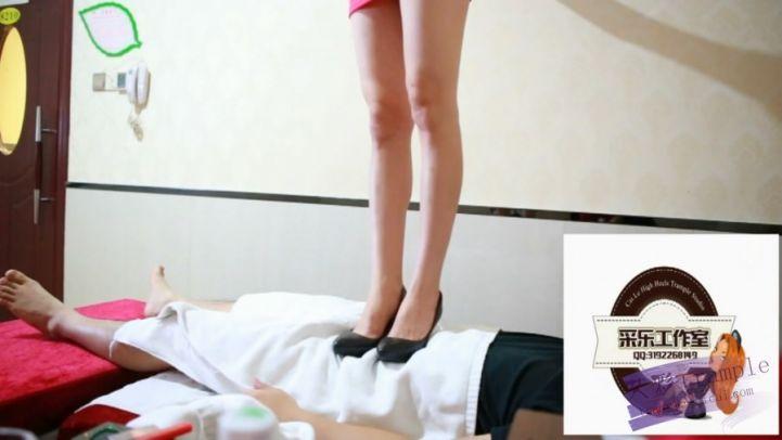 沐足房女带班尖头细高跟全体踩踏，踩在身上无论怎么乞求不愿意下来。