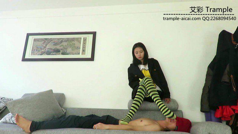 媛媛女主长筒袜踩踏，脚插嘴，全体重踩下体！