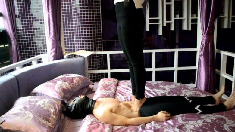 『奴隶岛』—婷婷人桥踩踏