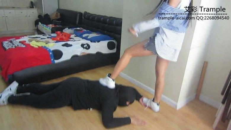 美女丝袜AJ11踩踏耳光遛狗语言羞辱
