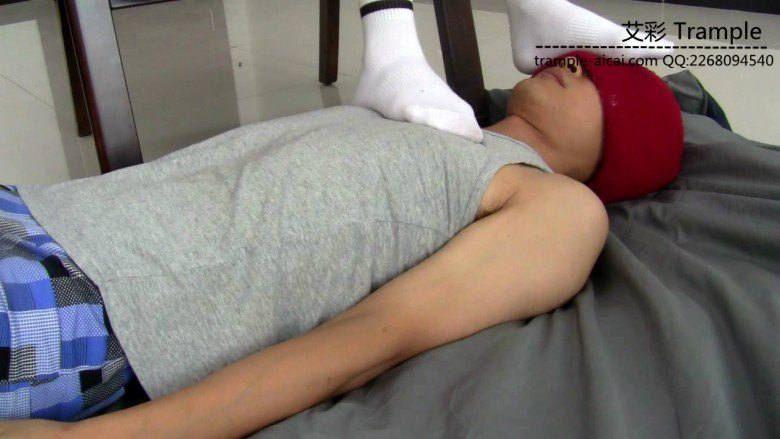 00后天使女主厚棉袜堵嘴踩脸蹂躏下体! 00后天使女主厚棉袜堵嘴踩脸蹂躏下体!