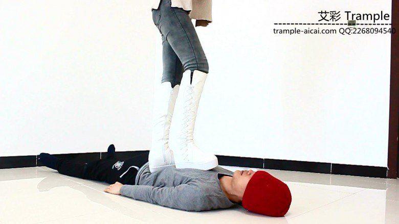 漂亮老师天依女主坐踩重剁羞辱调教贱狗！