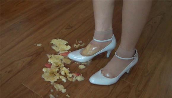 香蕉苹果踩成泥喂狗