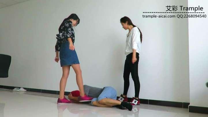 瑶主与闺蜜长靴+高跟+运动鞋玩弄贱狗！