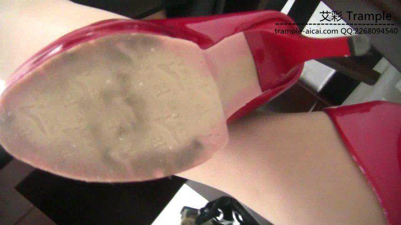 超模天星女主红色高跟鞋散步诱惑，贱狗做鞋垫！