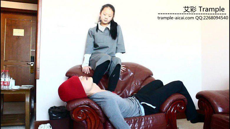 12侑主蹦跳踩踏棉袜脚耳光窒息坐脸玩弄贱狗！