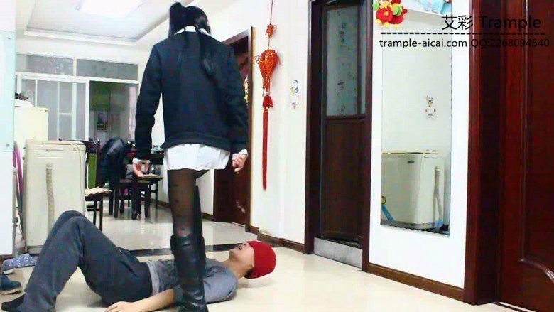 萝莉侑主制服劫逼迫其舔鞋践踏全身长靴遛狗羞辱！