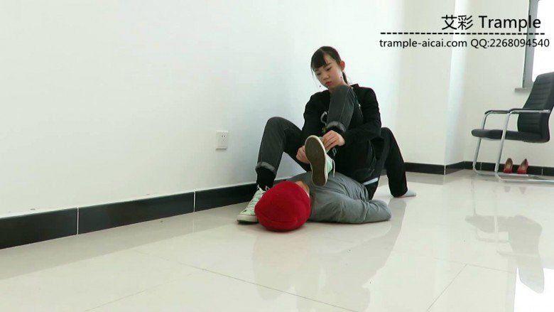 00后天使女主坐在人体家具上玩游戏，舔裸足！