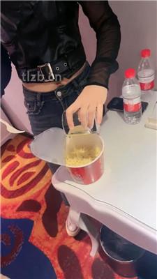 【小雅老师】全体重踩踏/圣水泡面/加料面包喂食