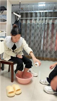 【锅盖子】脚下喂食/下跪伺候沐足 JS250104-54