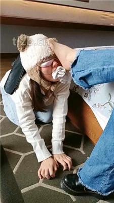 【爱可呀】双S-伺候超模学姐-胯下羞辱/舔脚清理鞋底