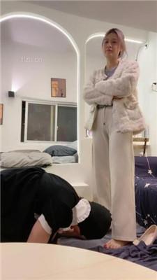 【甜味药丸】调变装狗-原味脚插嘴/丝袜捂脸窒息/骑狗脖/喂圣水