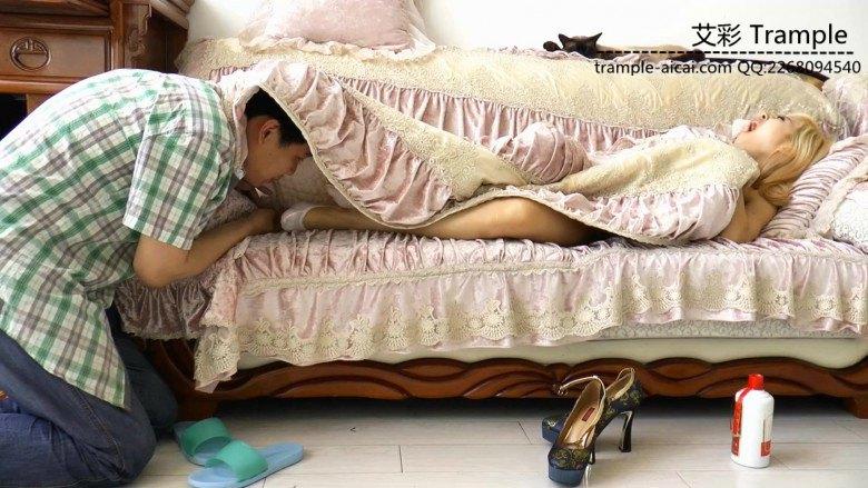 黑冰酒醉后偷舔船袜