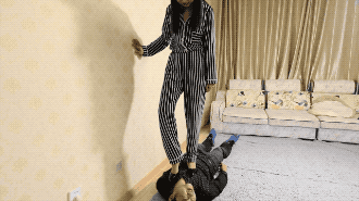 凶狠暴力高跟踩踏