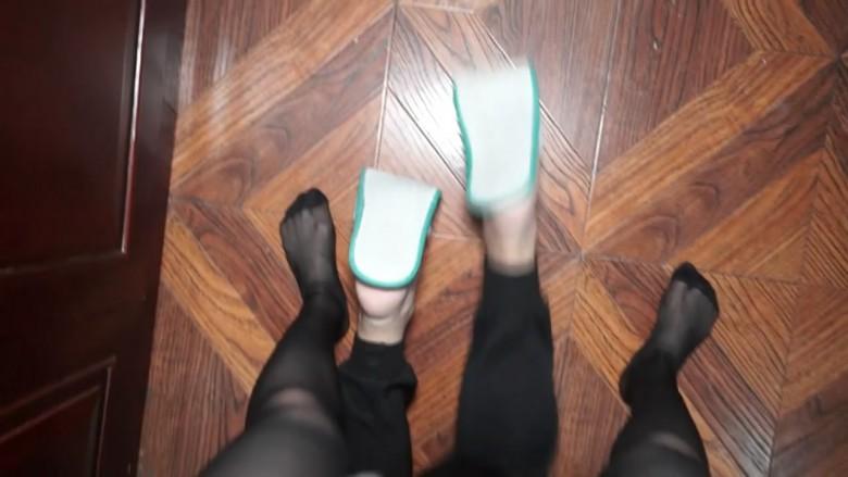 某院校黑丝牛仔热裤小女生的第一次玩耍