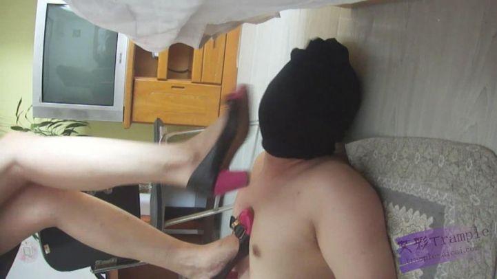 靓丽女S暴力踢打践踏调教废物狗