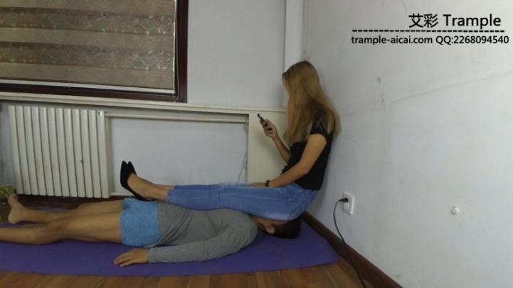 长腿性感妹子牛仔裤坐脸