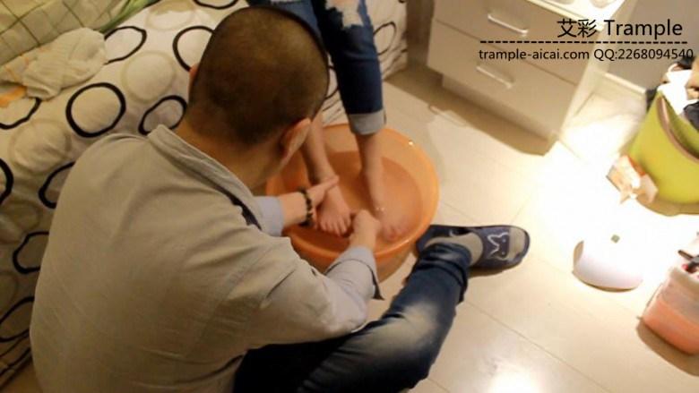 家奴洗脚做美甲